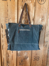 Load image into Gallery viewer, Banks Weekender Bag