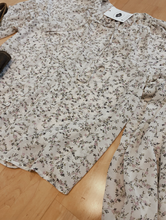 Load image into Gallery viewer, Ditsy Floral Blouse